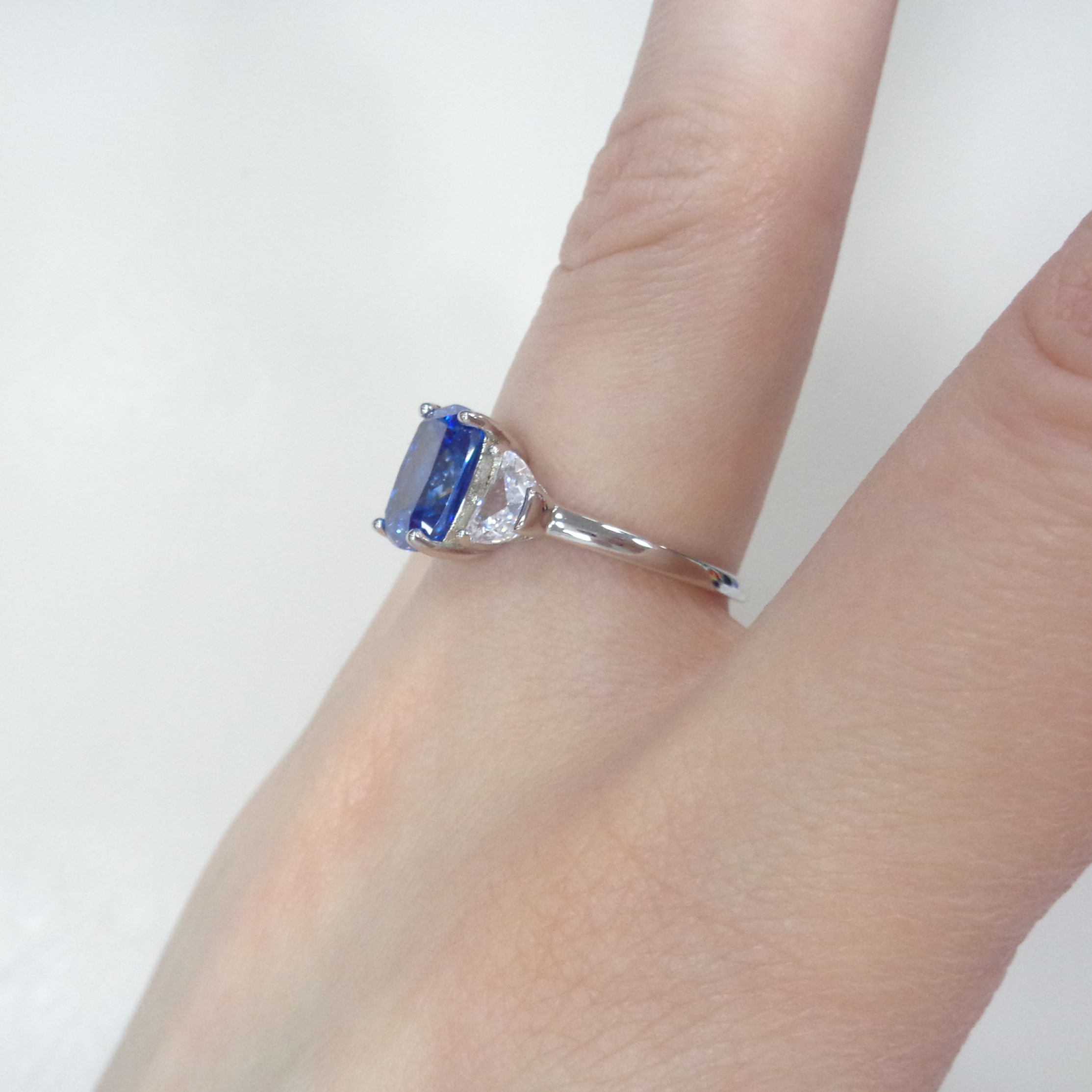 Серебряное кольцо 925 пробы; вставки 1 Фианит синий; 2 Фианит бесцв.;